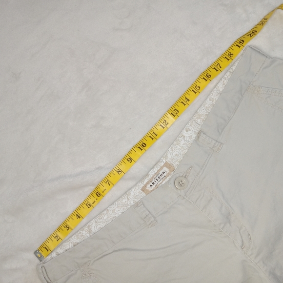 Arizona EUC Cream Khaki 2.5" Inseam Shorts JRs 17 - Picture 8 of 12